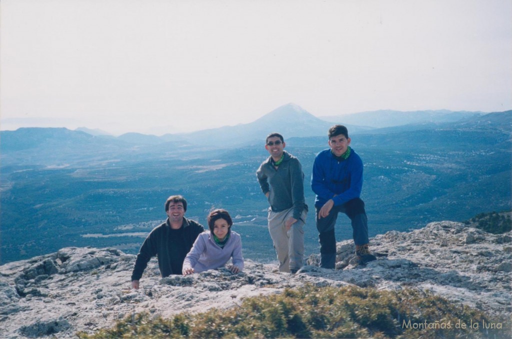 De izquierda a derecha: Joaquín, Infi, Jesús y Quique en la cima del Alto de Las Cabras, 2.081 mts., con La Sagra detrás